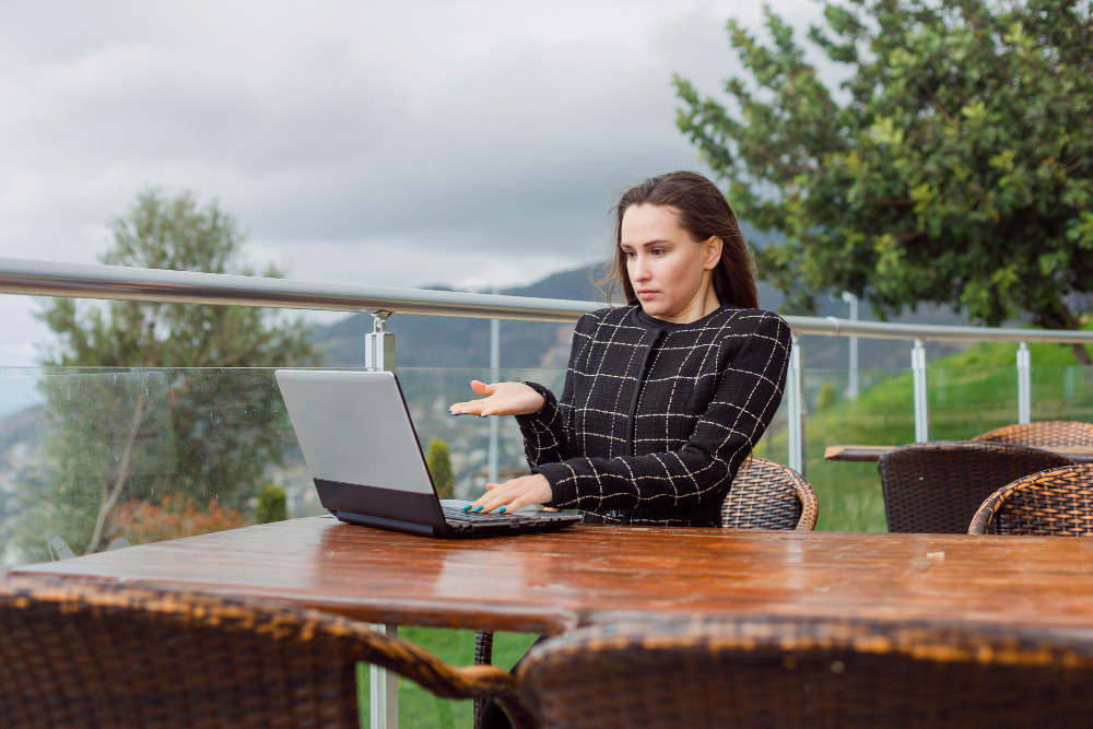 kobieta-przy-laptopie-pracuje-na-tarasie-w-norwegii